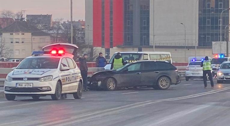 FOTOGALERIE. Polițiștii spun cum s-a produs  ACCIDENTUL  de pe Podul Golescu. Patru VICTIME