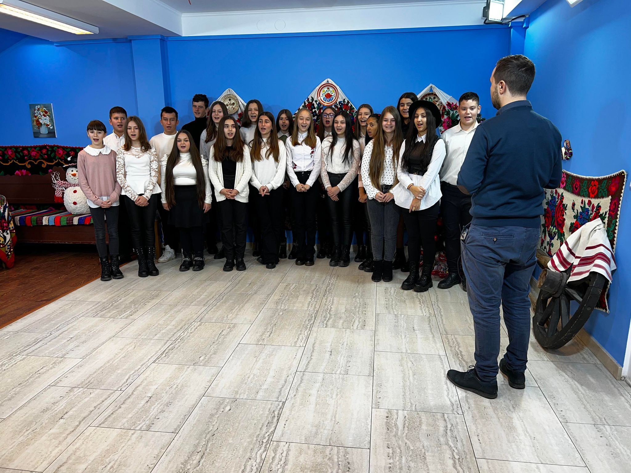 Elevii școalii gimnaziale din Doba, primii colindători ai studioului Nord Vest TV