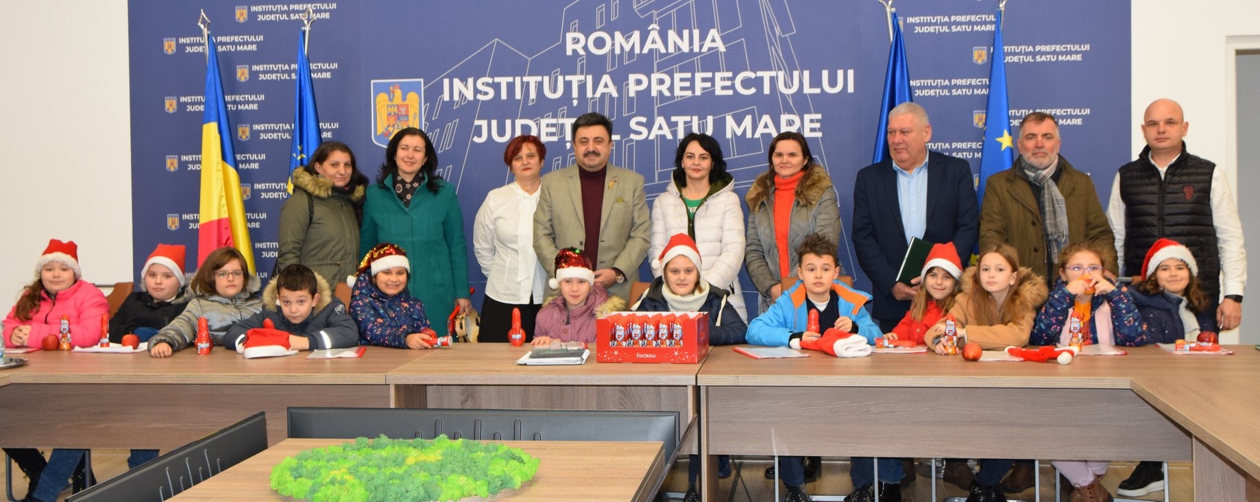 Primii colindători la Instituția Prefectului județul Satu Mare