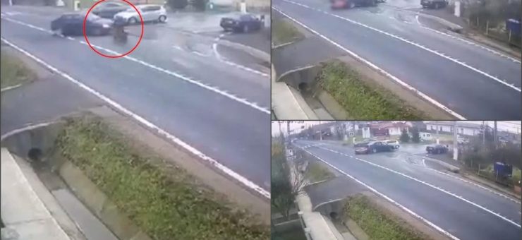 Impact violent între o motocicletă și o mașină