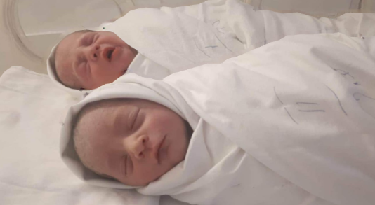 PREMIERĂ LA SATU MARE. Prima pereche de gemeni obținuți prin FIV clinica dr. Mircea Muncean