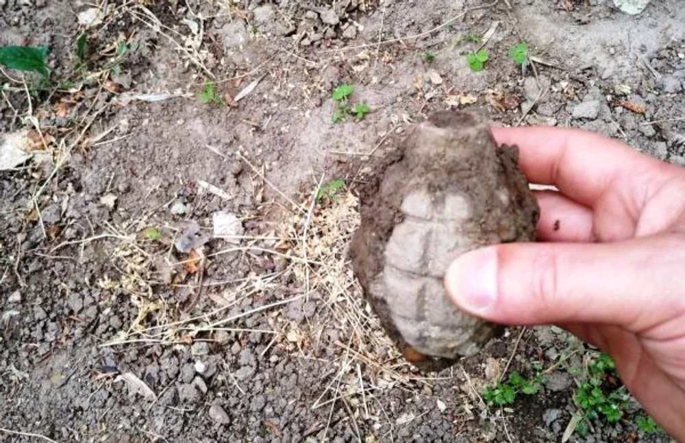 Grenadă găsită într-o mobilă veche, în județ