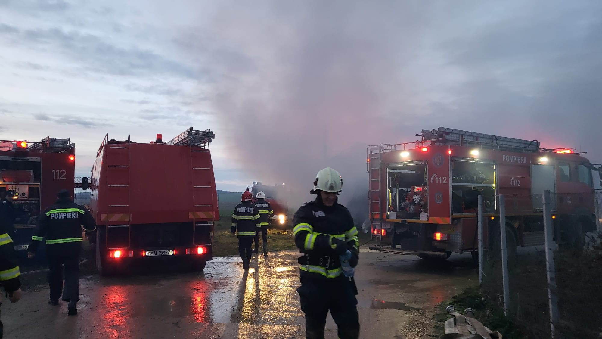 FOTOGALERIE. Incendiu de PROPORȚII în județ. PAGUBĂ de peste 1,2 MILIOANE de lei