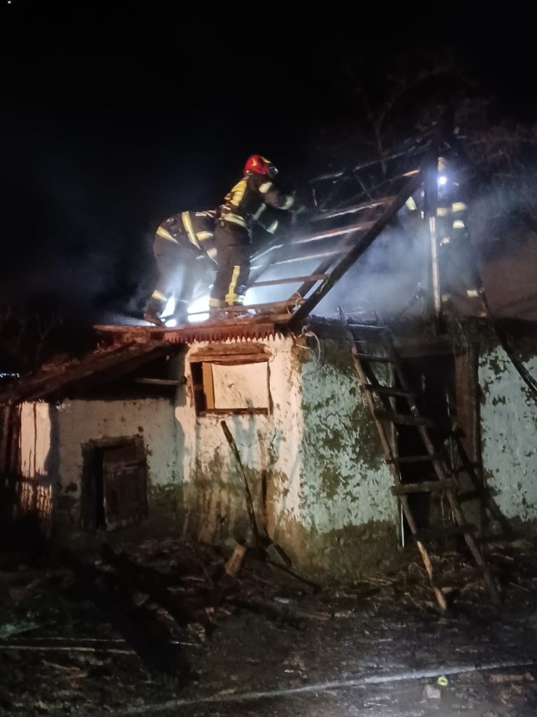 Casă în flăcări, chiar în Ajunul Crăciunului