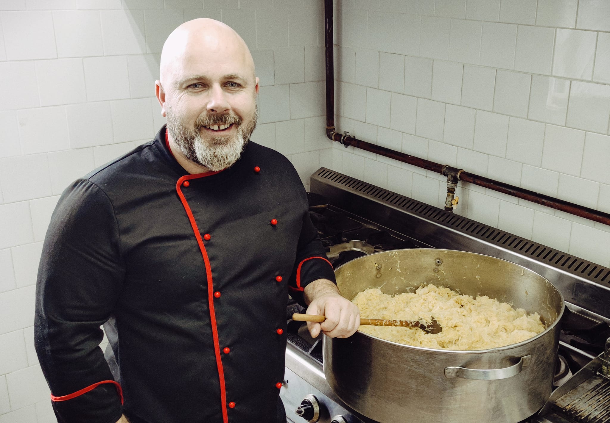 Jandarmii au pregătit mâncare pentru sătmărenii fără adăpost