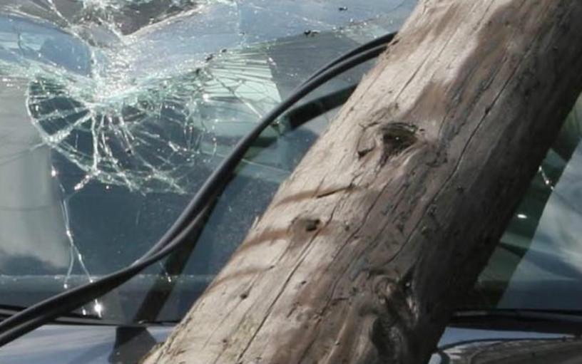 Un stâlp s-a răsturnat peste o masină, în Satu Mare