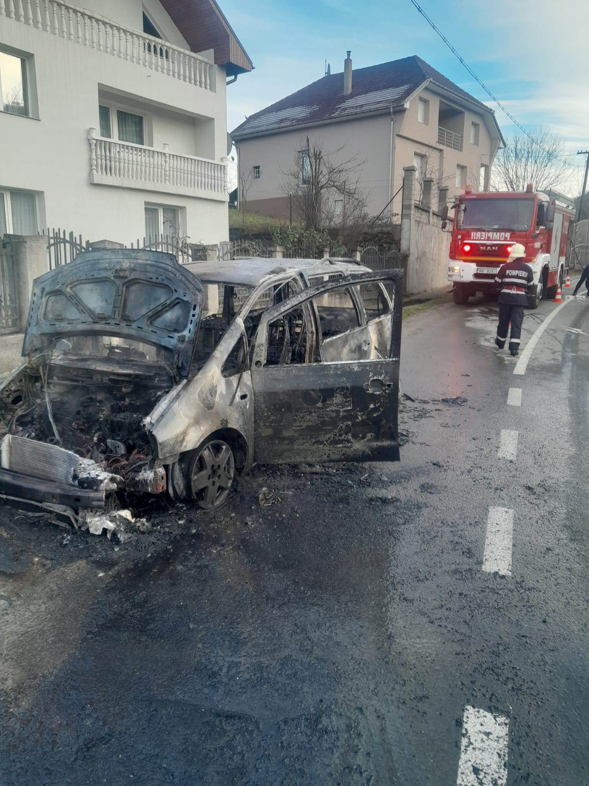 Masină în flăcări la Cămârzana