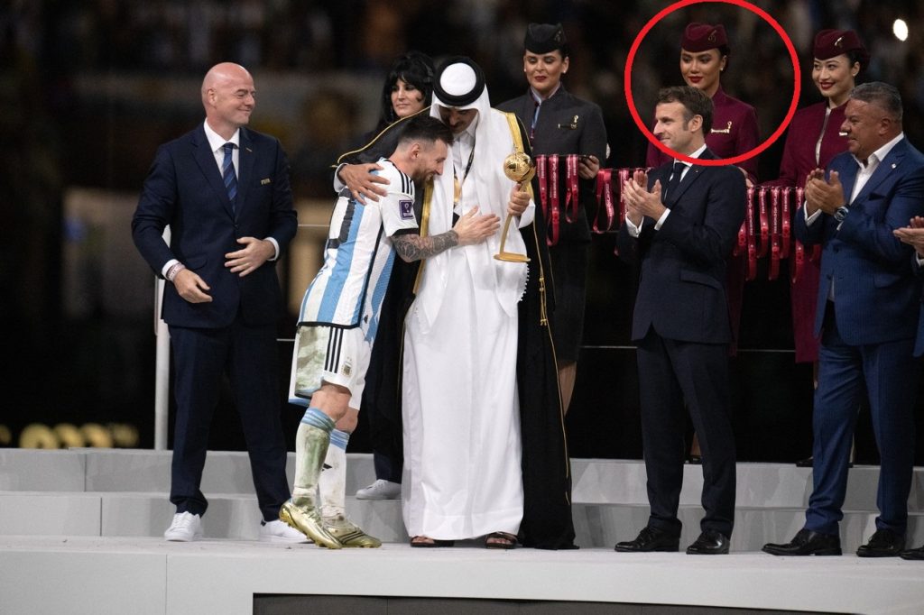 O oșancă pe scenă la decernarea Cupei Mondiale