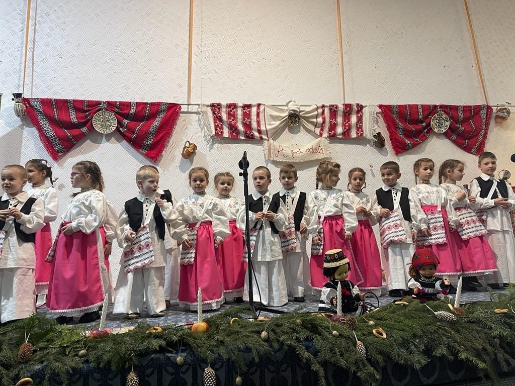 Spectacol de suflet. Colinde cu glas de copil –  concert caritabil al copiilor din învățământul preșcolar sătmărean
