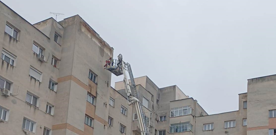 FOTOGALERIE. Pericolul vine de sus. Au intervenit pompierii