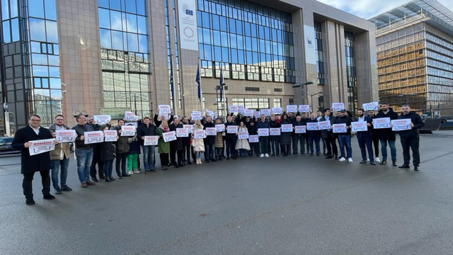Acțiune de mobilizare pentru aderarea României la spațiul Schengen, în fața sediului Consiliului UE din Bruxelles, organizată de PES activists România