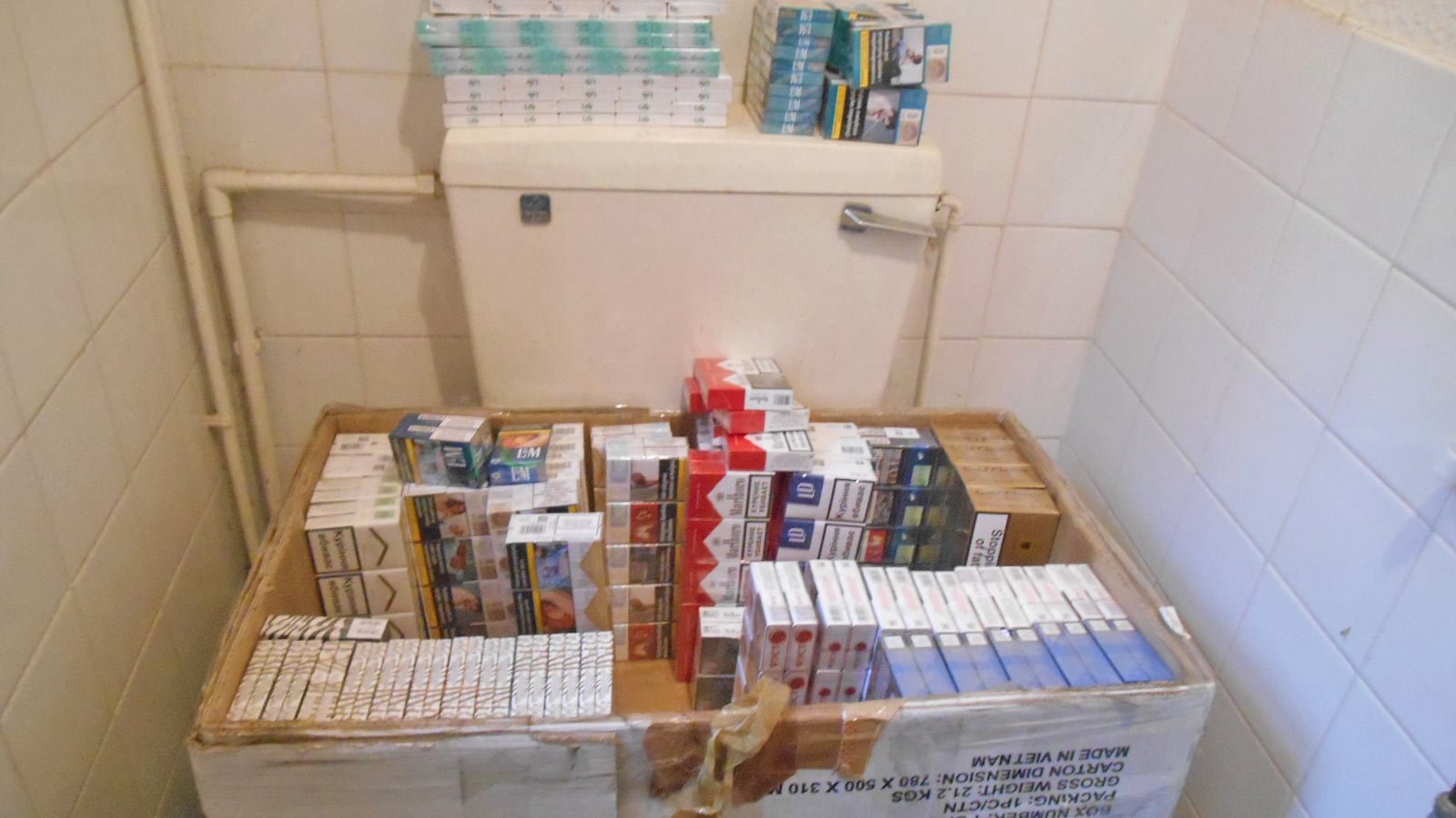 Peste 370 de pachete cu țigări ascunse într-o toaletă publică