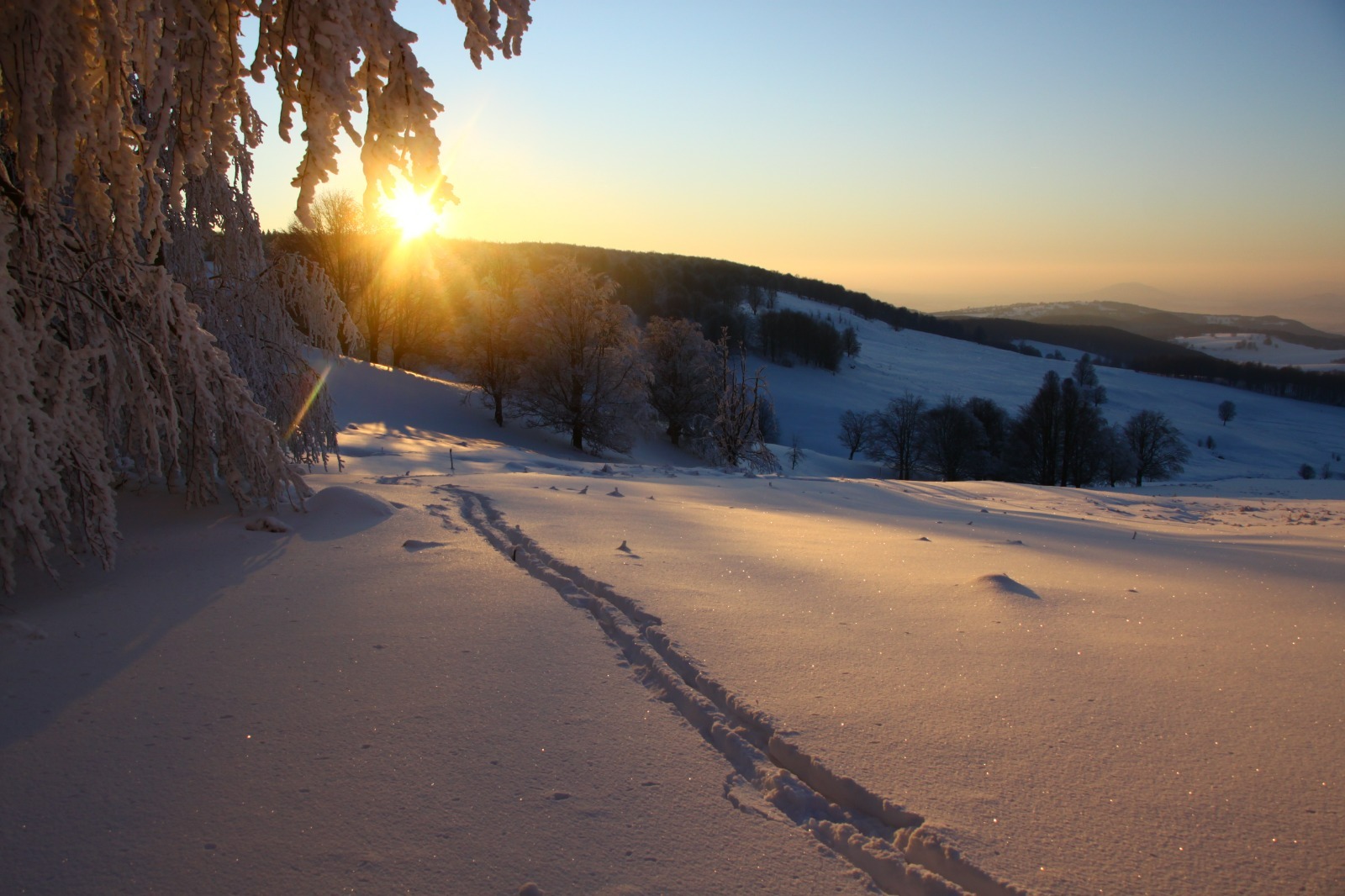 Continuă valorifocarea frumuseții munților din județ și extinderea rețelei de trasee turistice montane