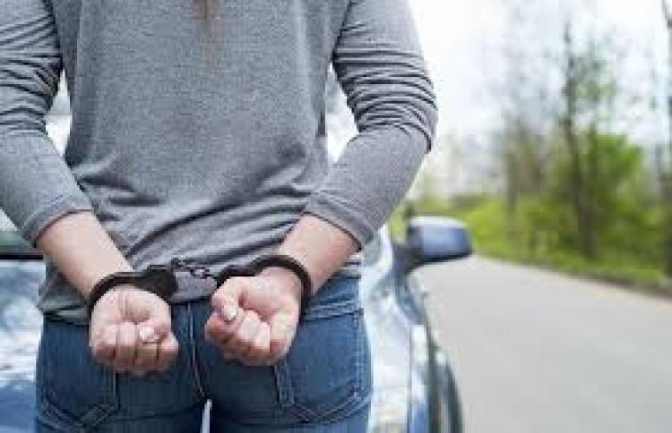 Femeie, identificată și cercetată de polițiști pentru comiterea infracțiunii de furt calificat