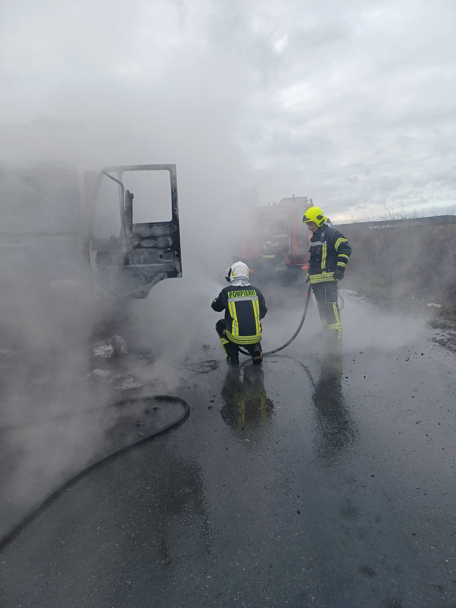 Incendiu izbucnit la o autoutilitară de salubrizare