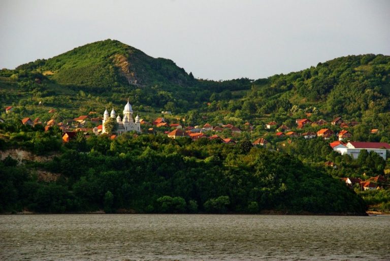 Călinești-Oaș - Prima atestare a localității provine din anul 1490. Localitatea este amintită de istoricul Vasile Pârvan în lucrarea „Getica”