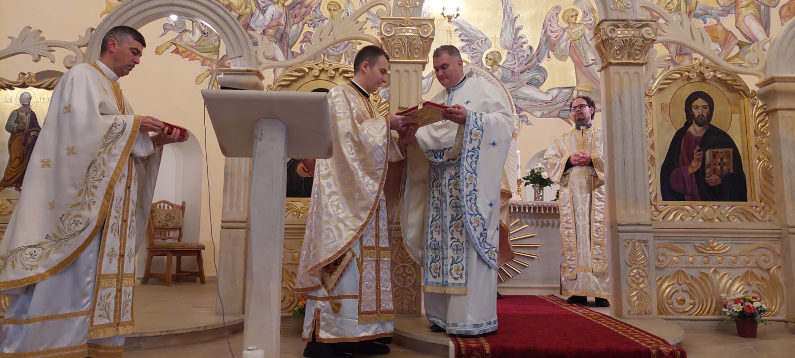 PĂRINTELE LUCIAN COCIORVA A FOST INSTALAT ÎN FRUNTEA PROTOPOPIATULUI CRECO- CATOLIC DIN CAREI