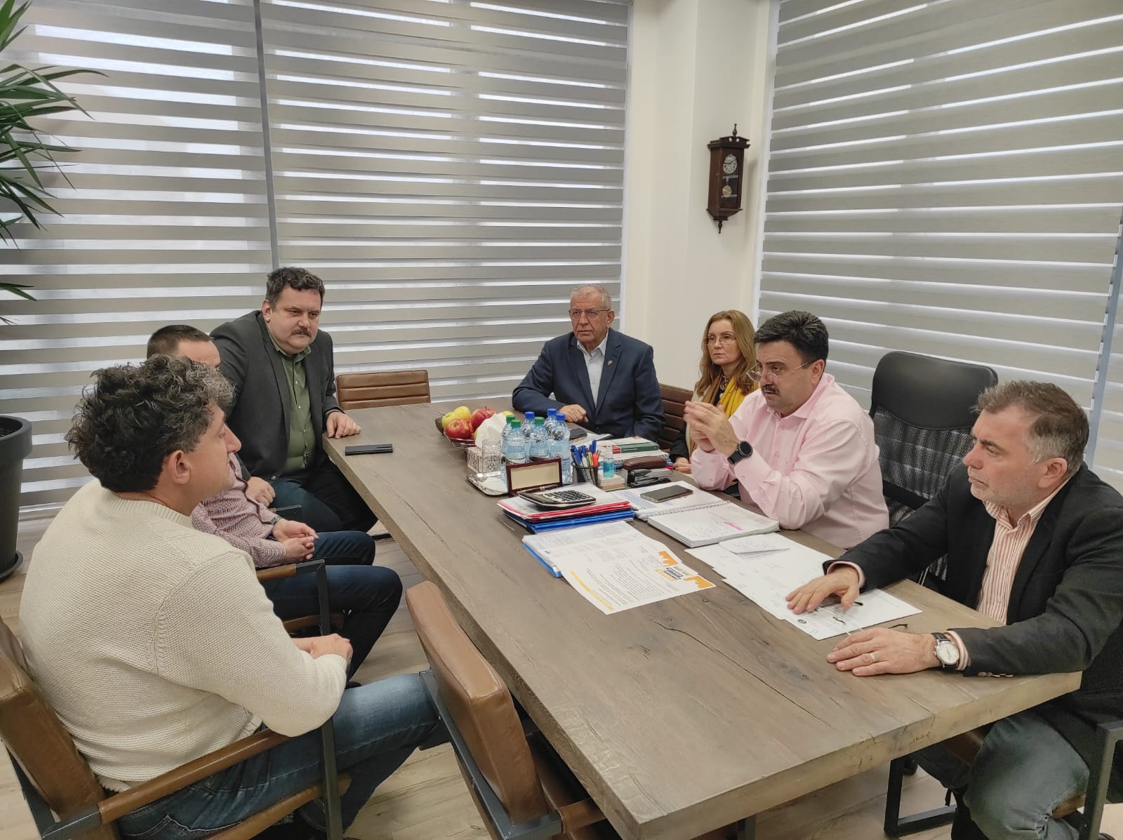 foto. Întâlnire cu conducerea Colegiului Medicilor Veterinari Satu Mare pe tema câinilor fără stăpân