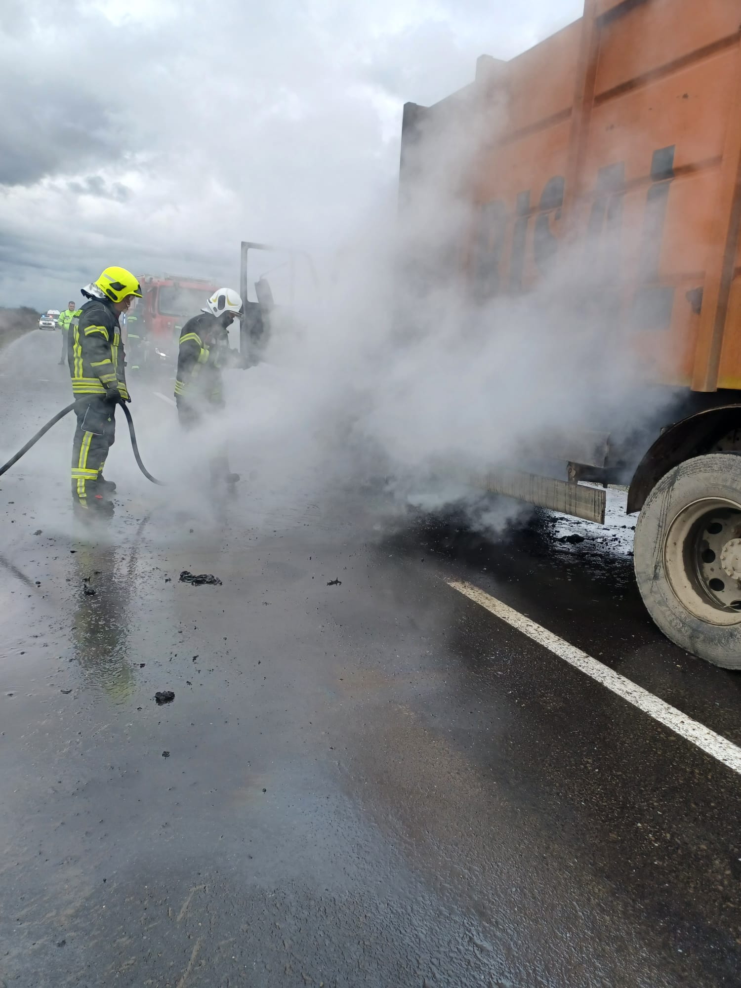 Autoutilitară de salubrizare în flăcări