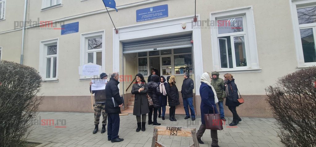 Protest în fața Inspectoratului Școlar