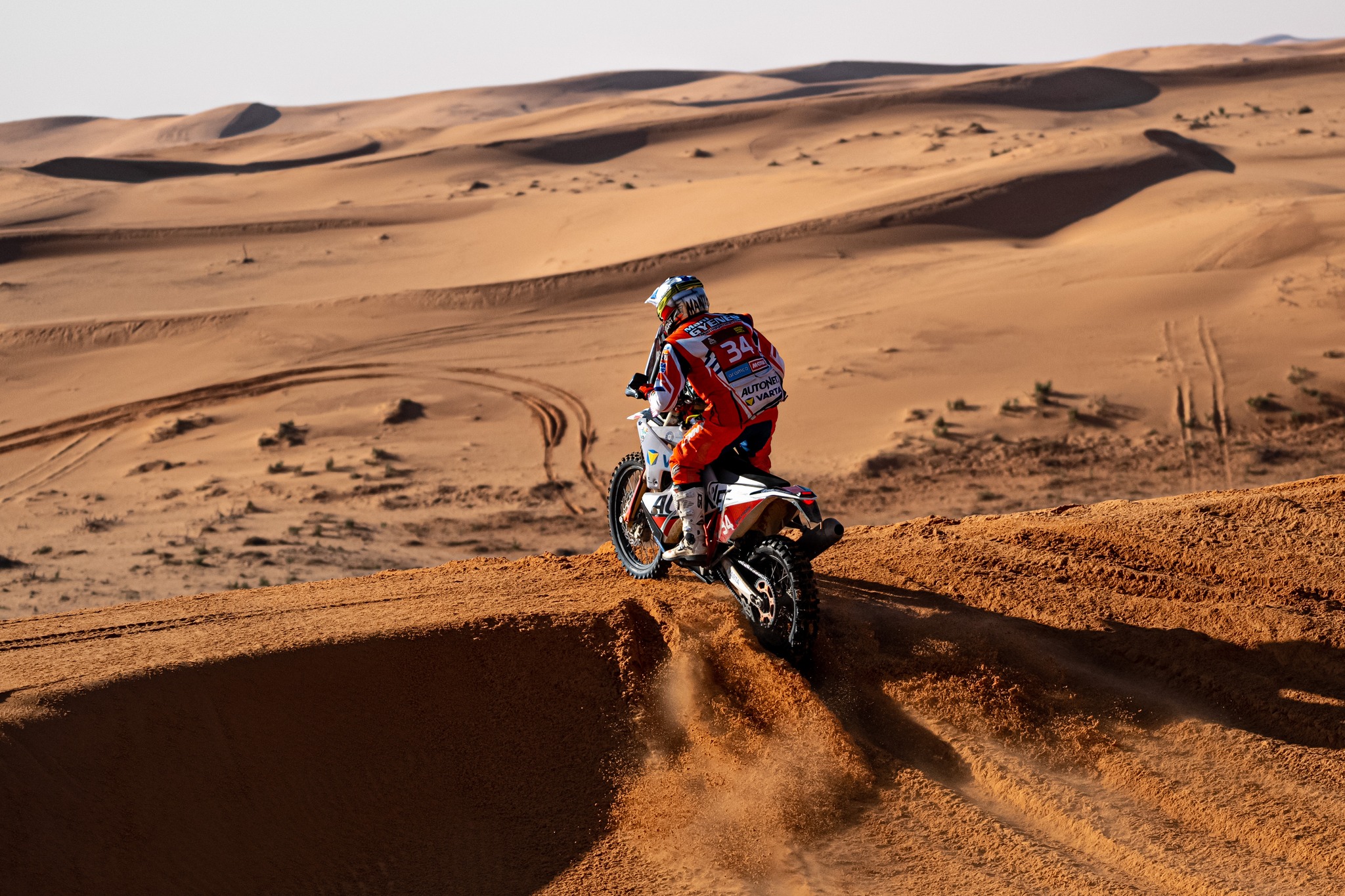 Carlos Sainz câștigă etapa a 8-a, dar se alege cu o penalizare pentru depășire de... viteză!