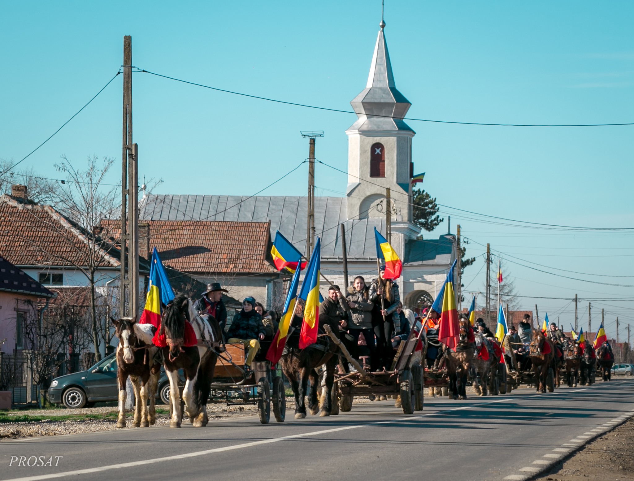 Coloană cu căruțe și drapele tricolore de Mica Unire la Medieșu Aurit