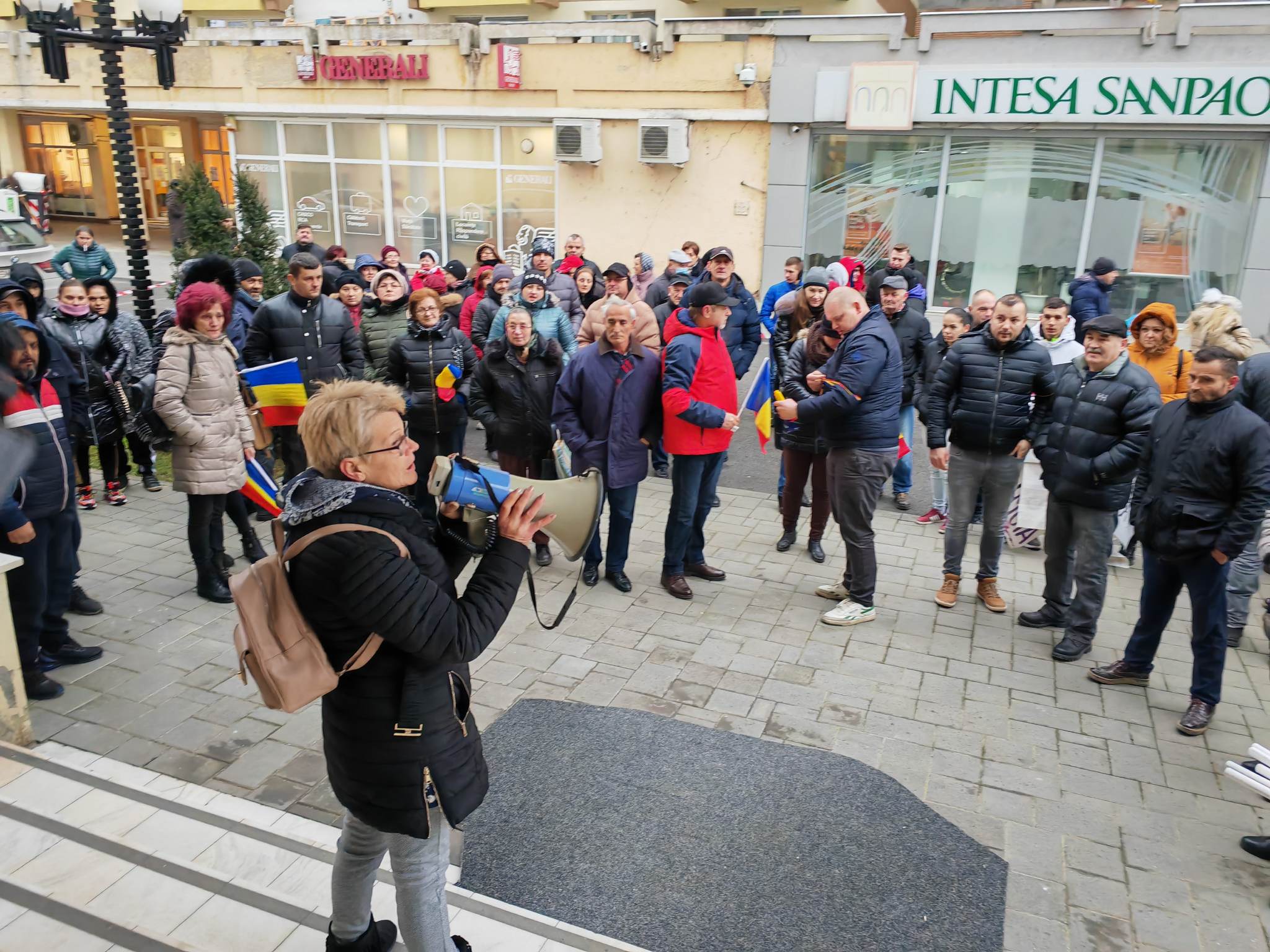 Protest în fața Primăriei. Zeci de sătmăreni nemulțumiți de condițiile de trai din Sătmărel și Balta Blondă