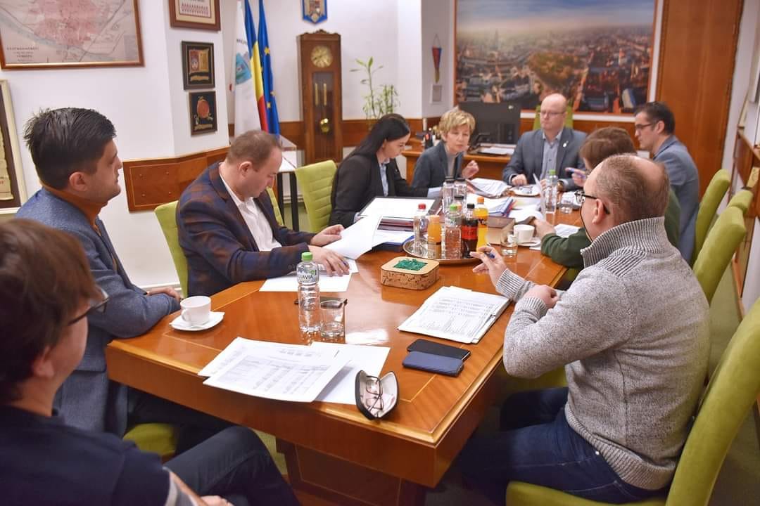 FOTO. Bugetul municipiului Satu Mare, discutat în ședință cu liderii de grup