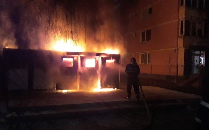 Tomberoane în FLĂCĂRI la Satu Mare. De la ce a IZBUCNIT INCENDIUL