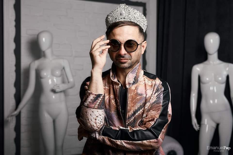 Celebrul creator de modă sătmărean, Cosmin Mureșan, decedat într-un spital din Cluj. Rămas-bun “în liniștea Atelierului”, Cosmin Mureșan…