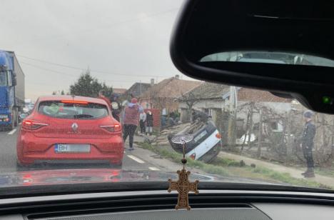 Accident cu un autoturism și un camion în Biharia. Autoturismul a ajuns cu roțile-n sus în șanț