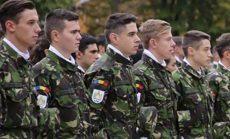 A fost reintrodusă armata în România.