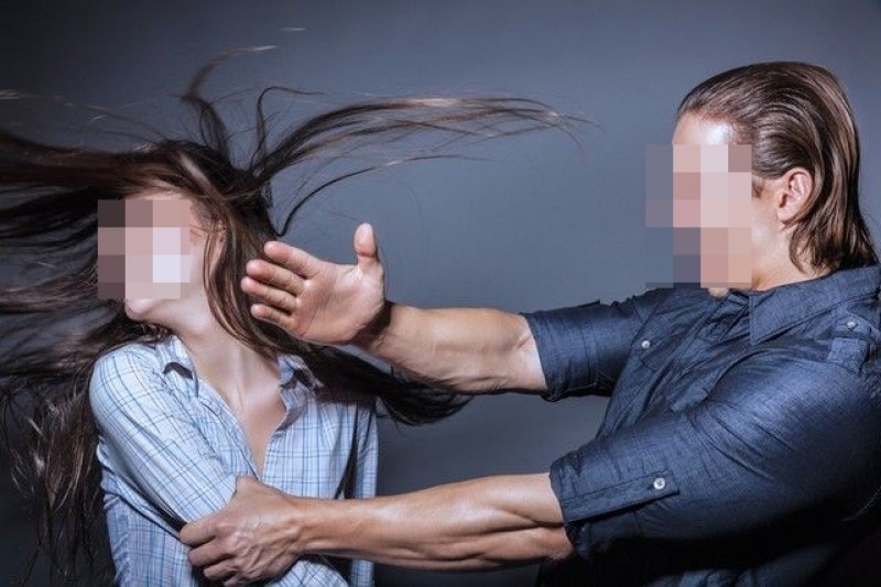 Un nemernic de 50 de ani și-a bătut cu bestialitate concubina, care este cu 20 de ani mai în vârstă