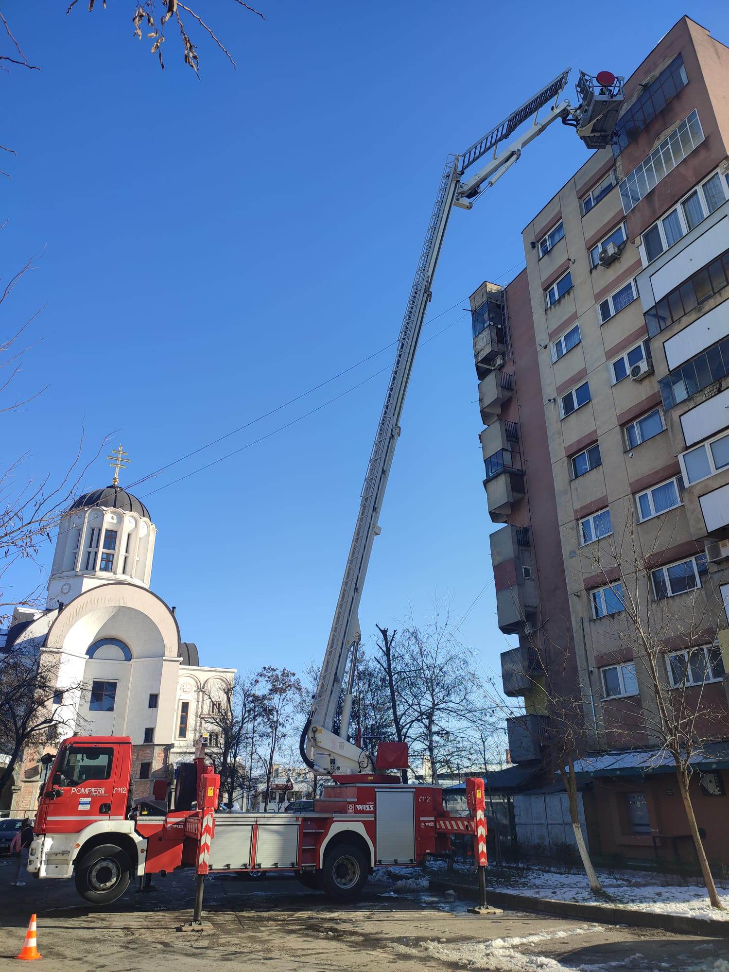 FOTO. Blocuri, PERICOL PUBLIC!!! Intervin pompierii