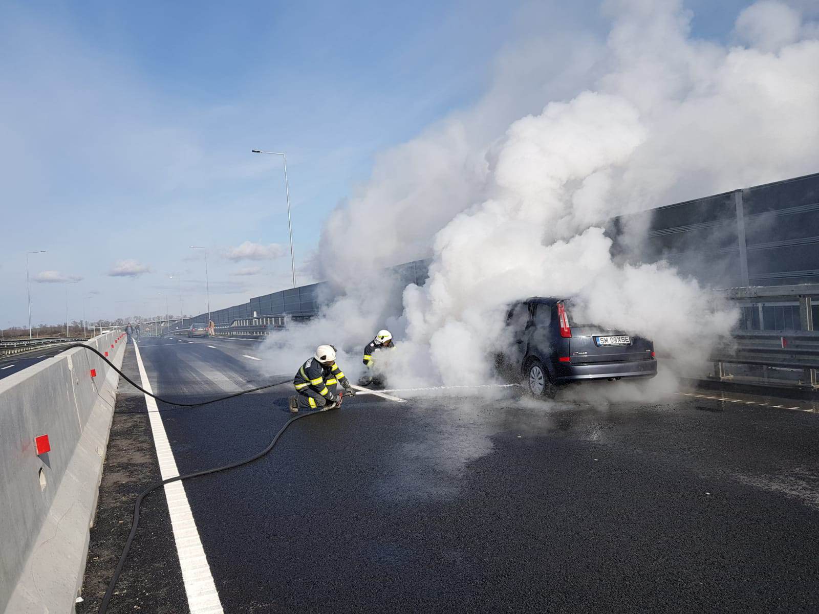 FOTOGALERIE. Mașină ÎN FLĂCĂRI  pe  CENTURĂ. De la ce a PORNIT  totul