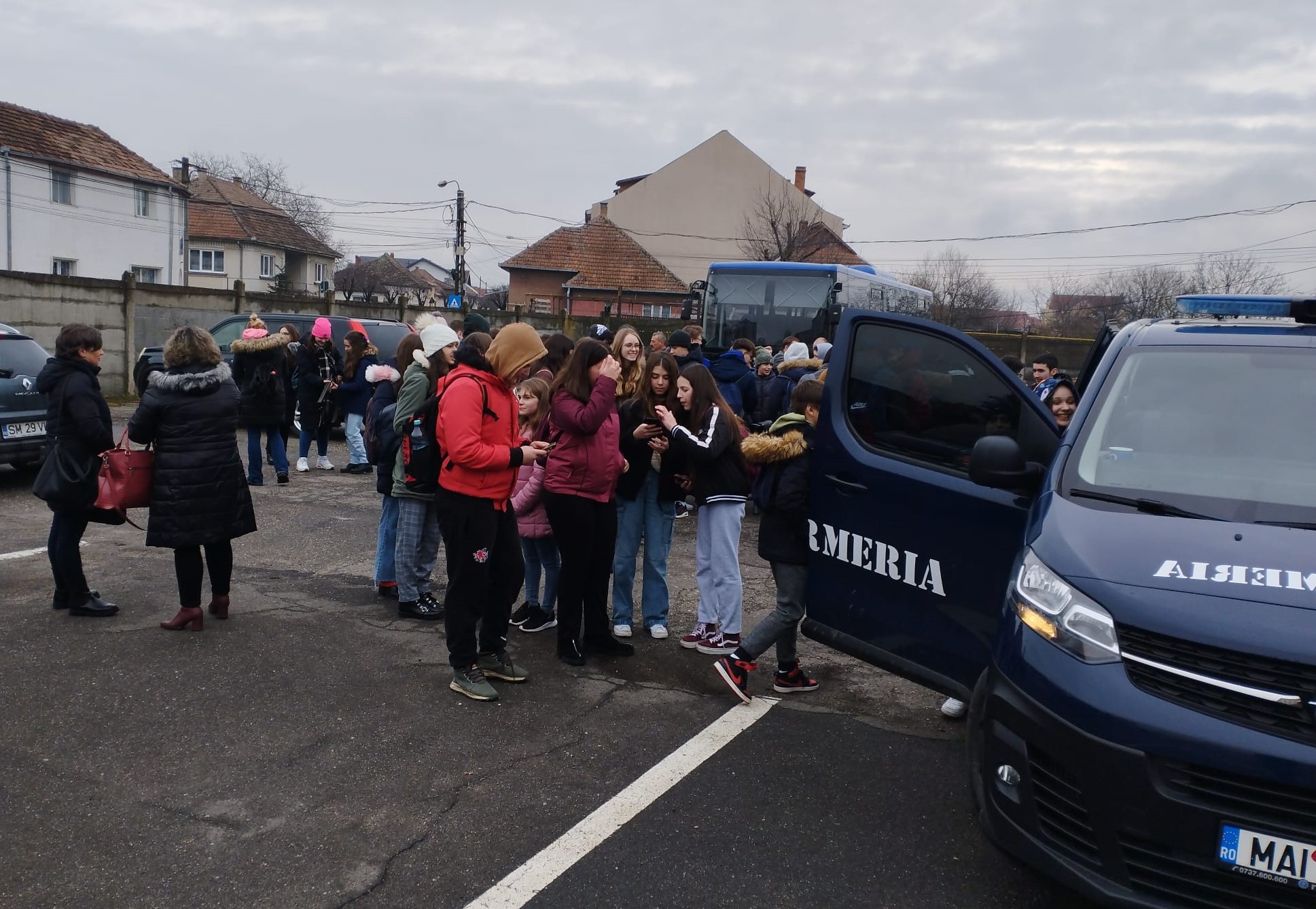 Bucurie şi zâmbete de copii în curtea Jandarmeriei Satu Mare