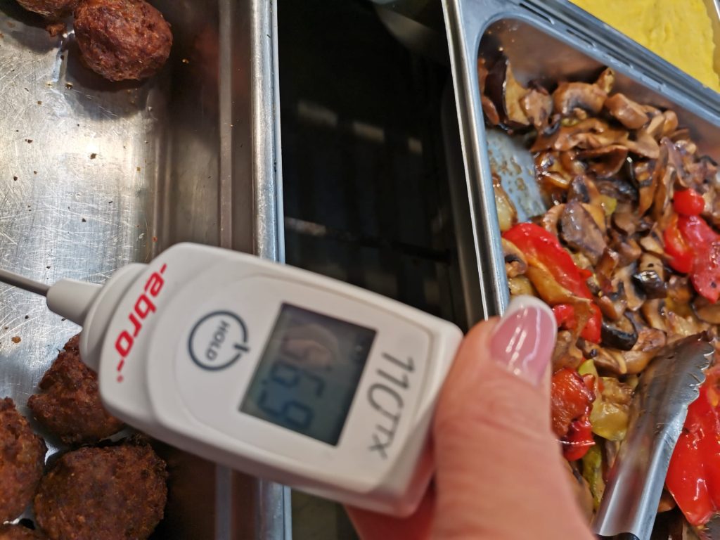 Sarmale cu carne alterată la Auchan