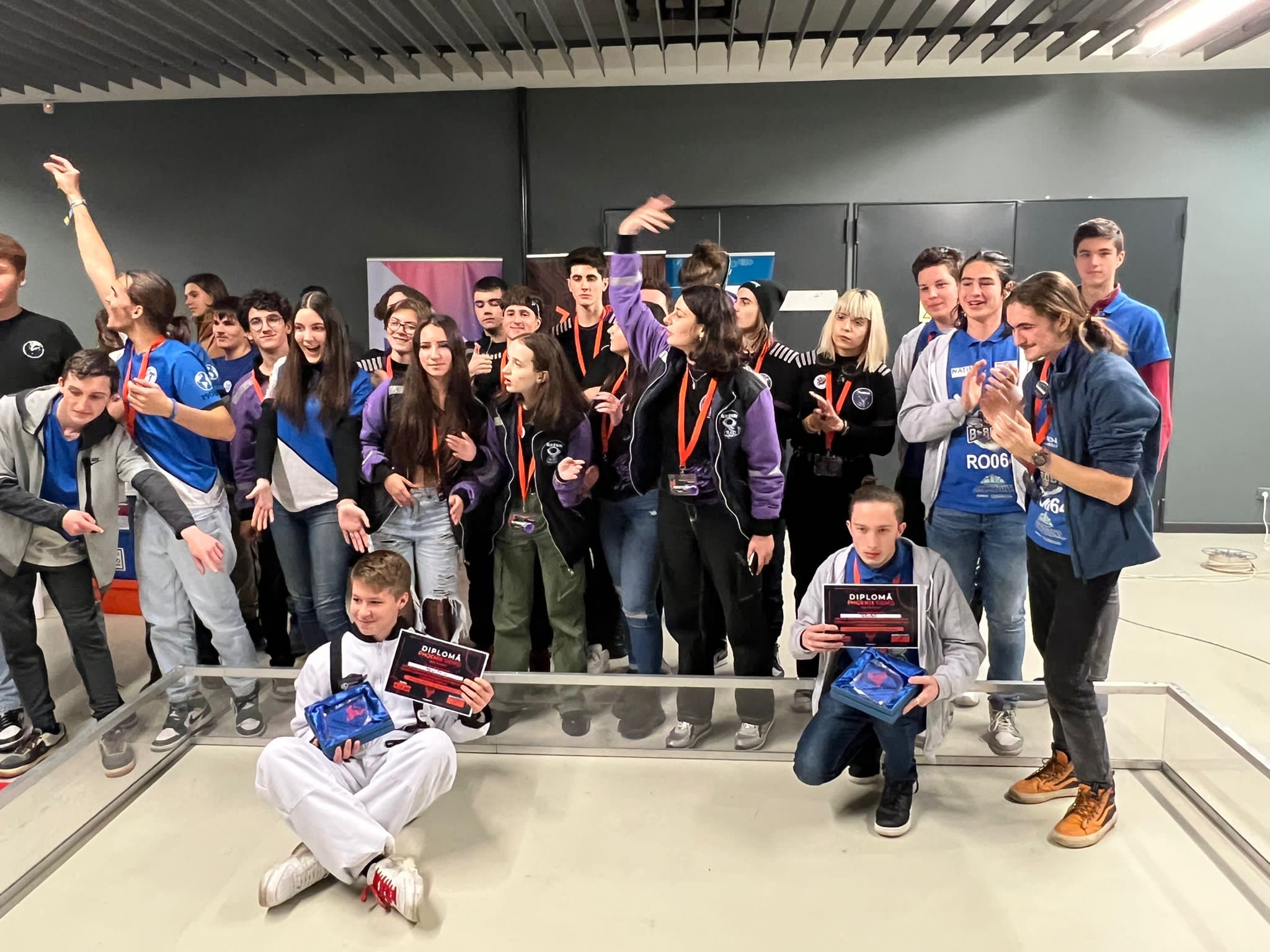 Pe podium la două demo-uri de robotică organizate în cadrul competiției First Tech Challange!!! BRobo-Team cuprinde elevi din patru colegii/licee sătmărene