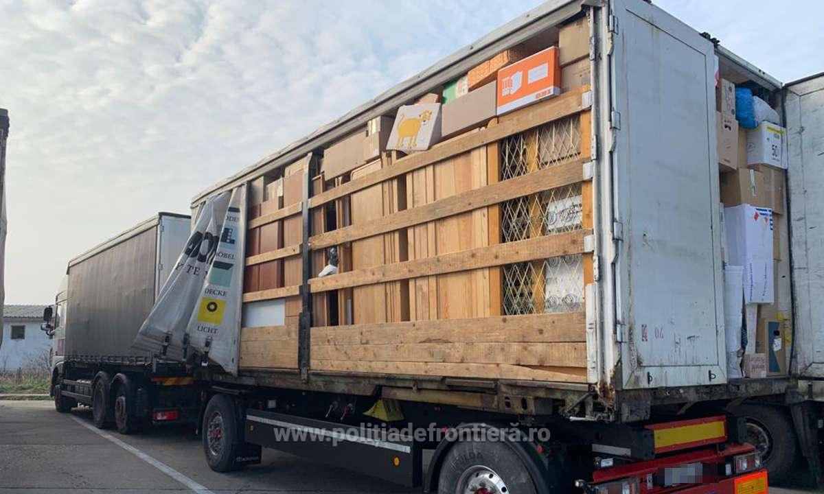 Peste 29 tone de produse second hand, oprite la intrarea în ţară