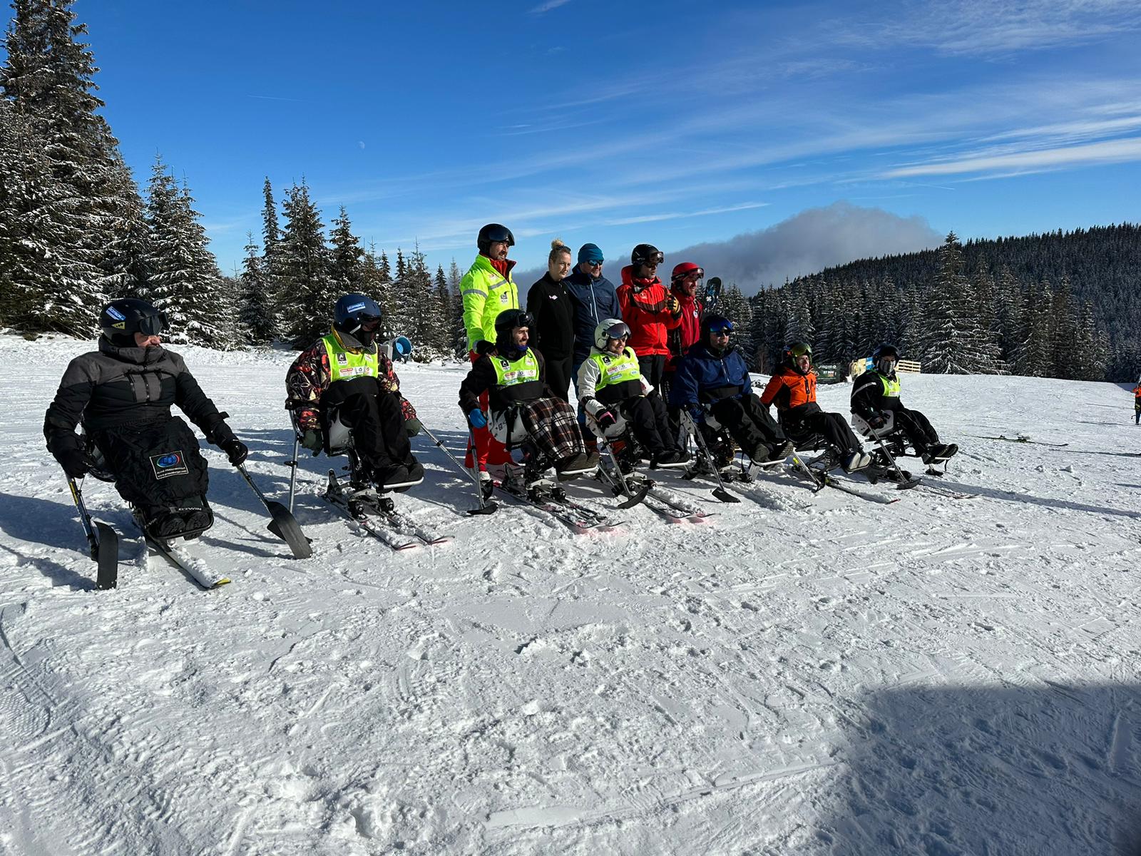 Final de tabără de schi adaptat la Cluj: peste 100 de persoane cu dizabilități au schiat alături de voluntarii Caiac SMile, la Buscat