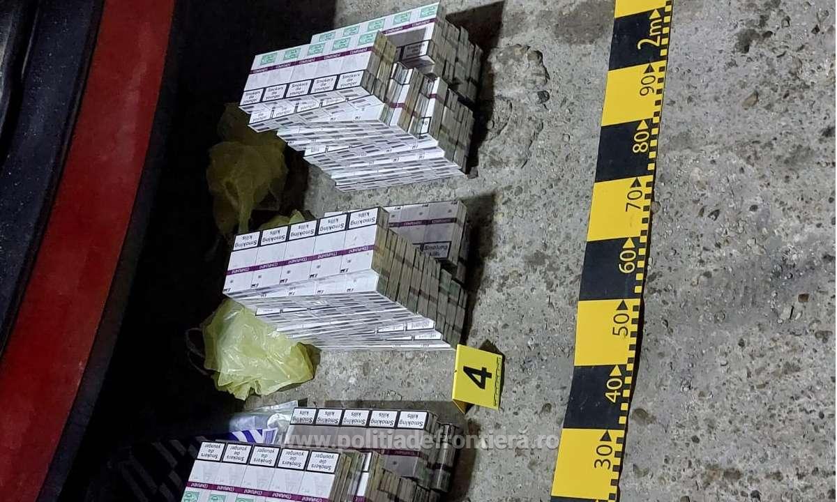 Peste 500 pachete de țigări fără documente de proveniență descoperite într-o mașină
