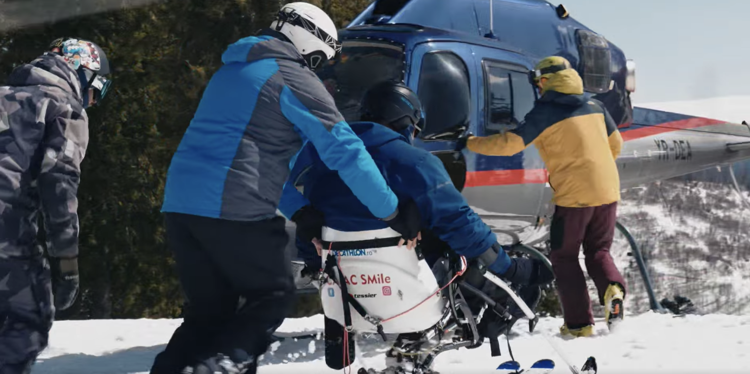 VIDEO. Încă o PREMIERĂ ÎN ROMÂNIA @Caiac SMile: Sătmăreanul Ionuț Stancovici și echipa asociației sale au dus trei persoane cu dizabilități cu elicopterul la schi, în vârful Muntelui Mic