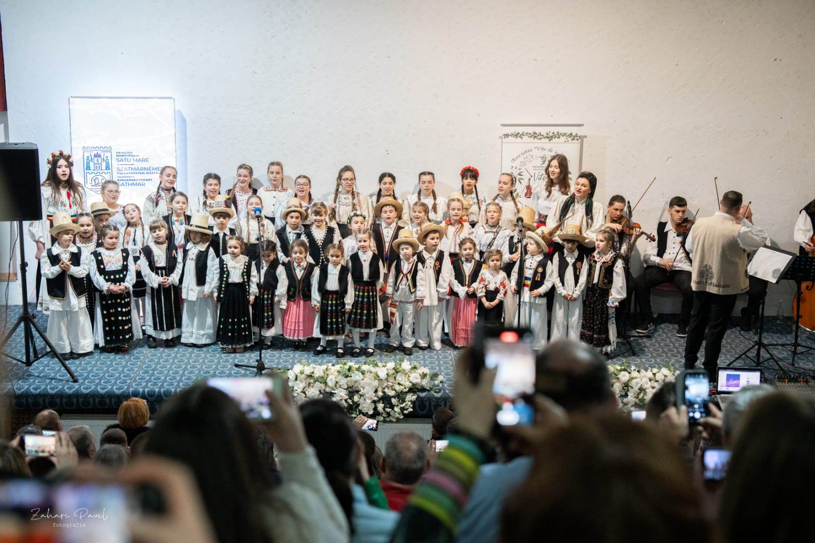 FOTO. Spectacol superb dedicat mamelor susținut de membrii Ansamblului Focloric ”Vițe de iederă”