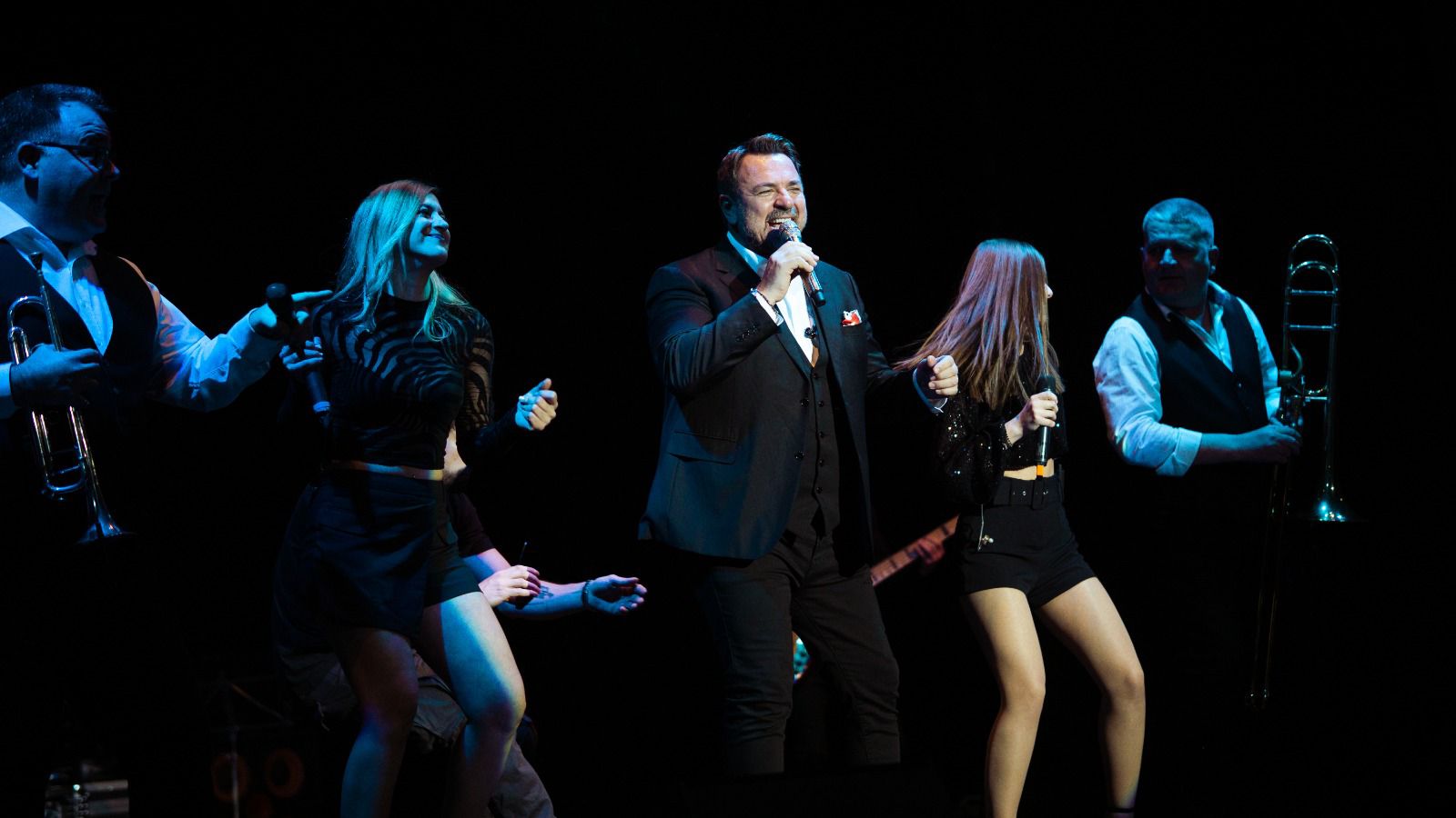 GALERIE FOTO. Mărțișoare muzicale oferite de Horia Brenciu și HB Orchestra la Satu Mare