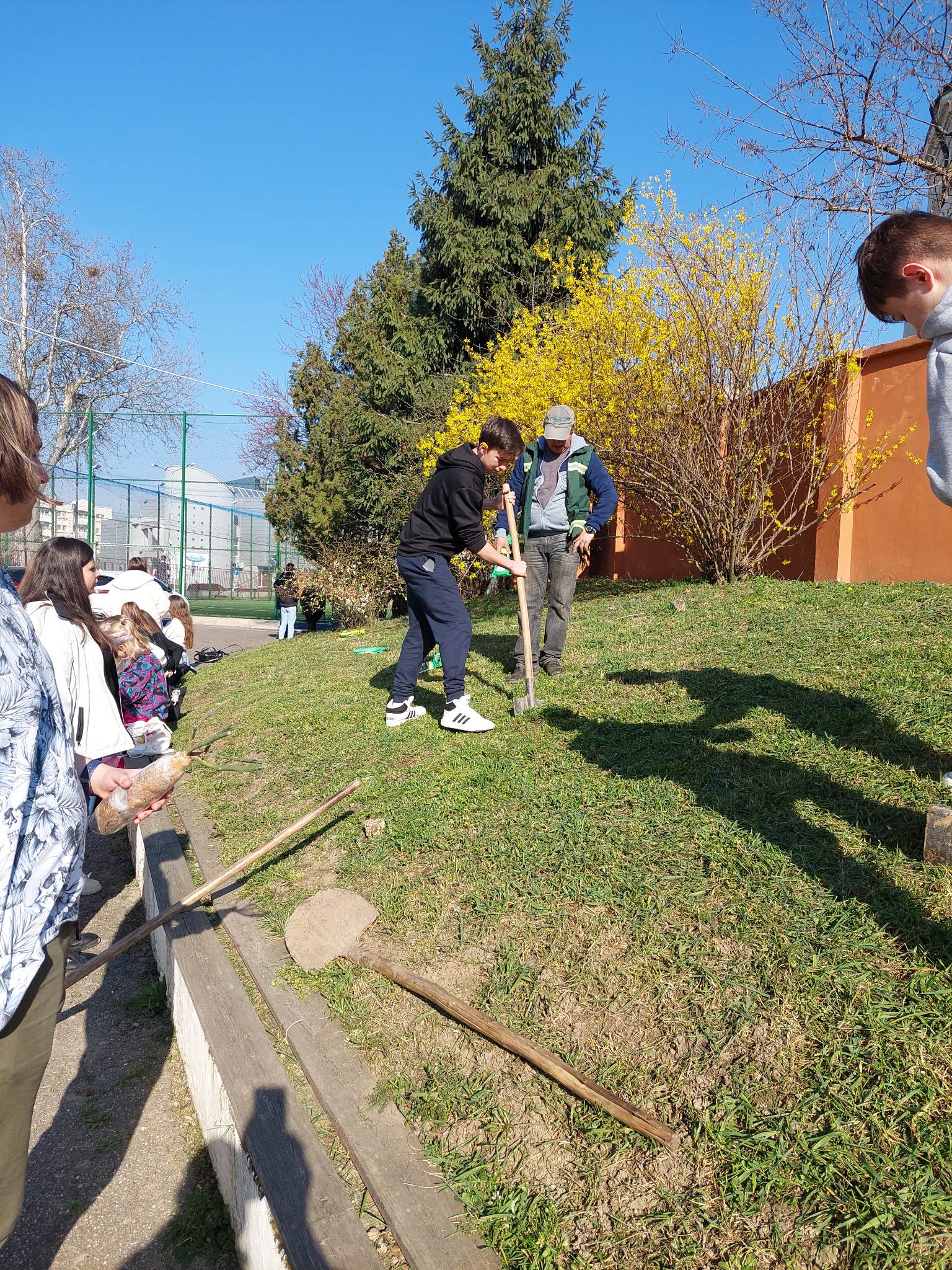 Elevii Colegiului Național „Mihai Eminescu” toaletează curtea instituției