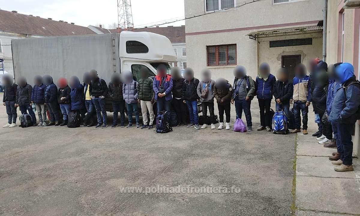 25 de cetăţeni străini depistați într-o autoutilitară. Şoferul, cetăţean român, arestat preventiv pentru trafic de migranţi