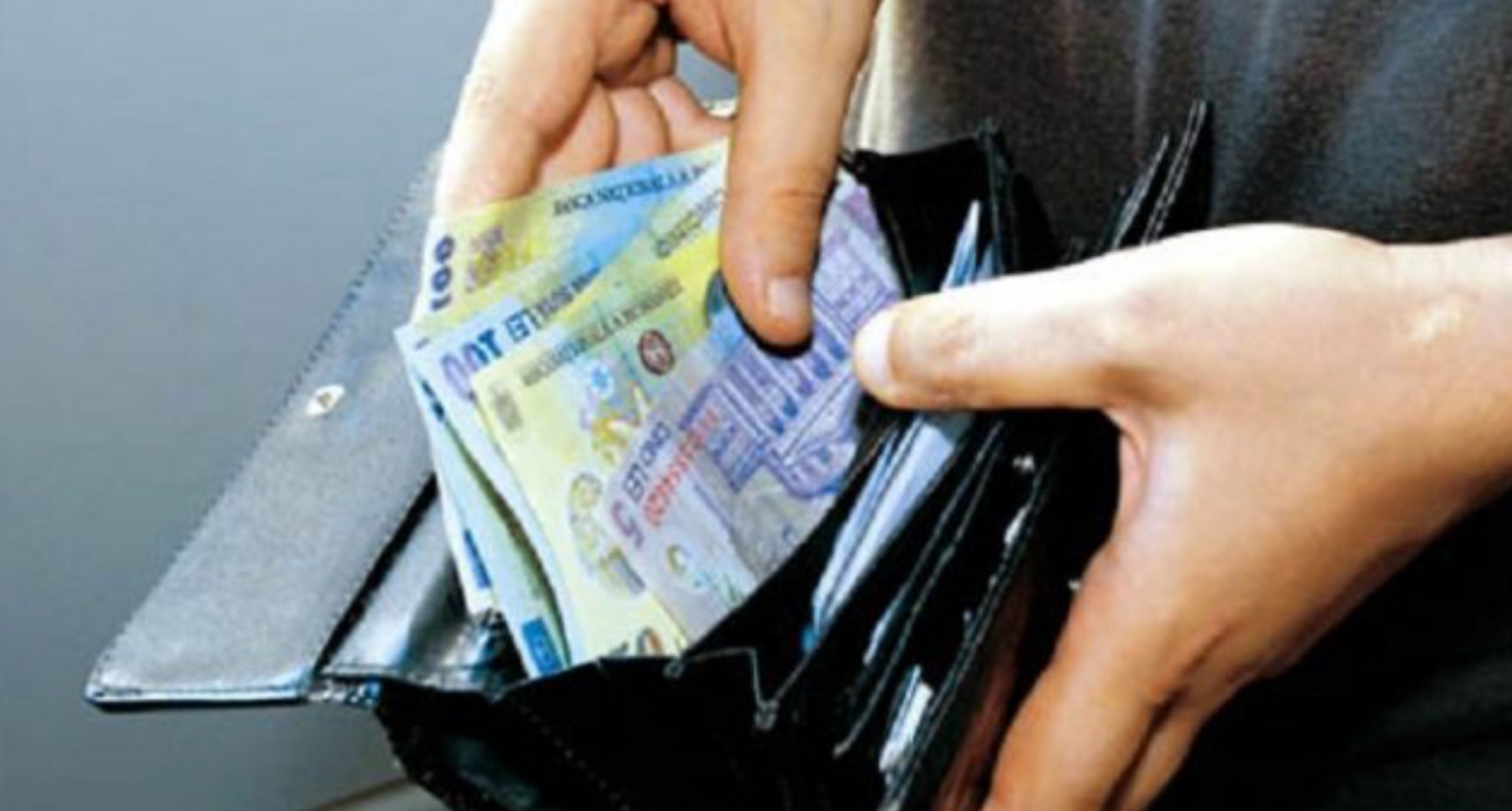 A furat o mică avere  dintr-un portofel