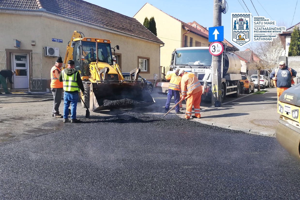 Lucrări de plombare a gropilor pe mai multe străzi din oraș