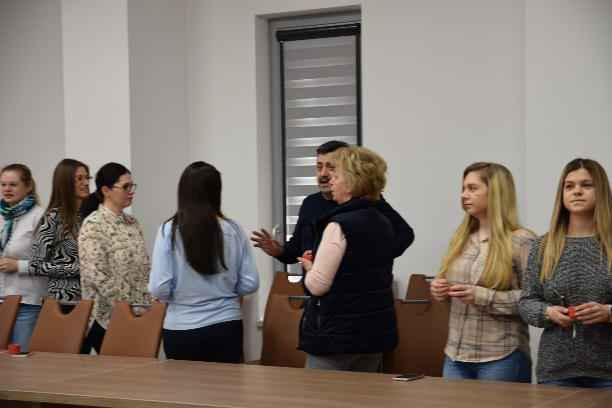 FOTO. Mărțișoare pentru colegele lor de la Prefectură