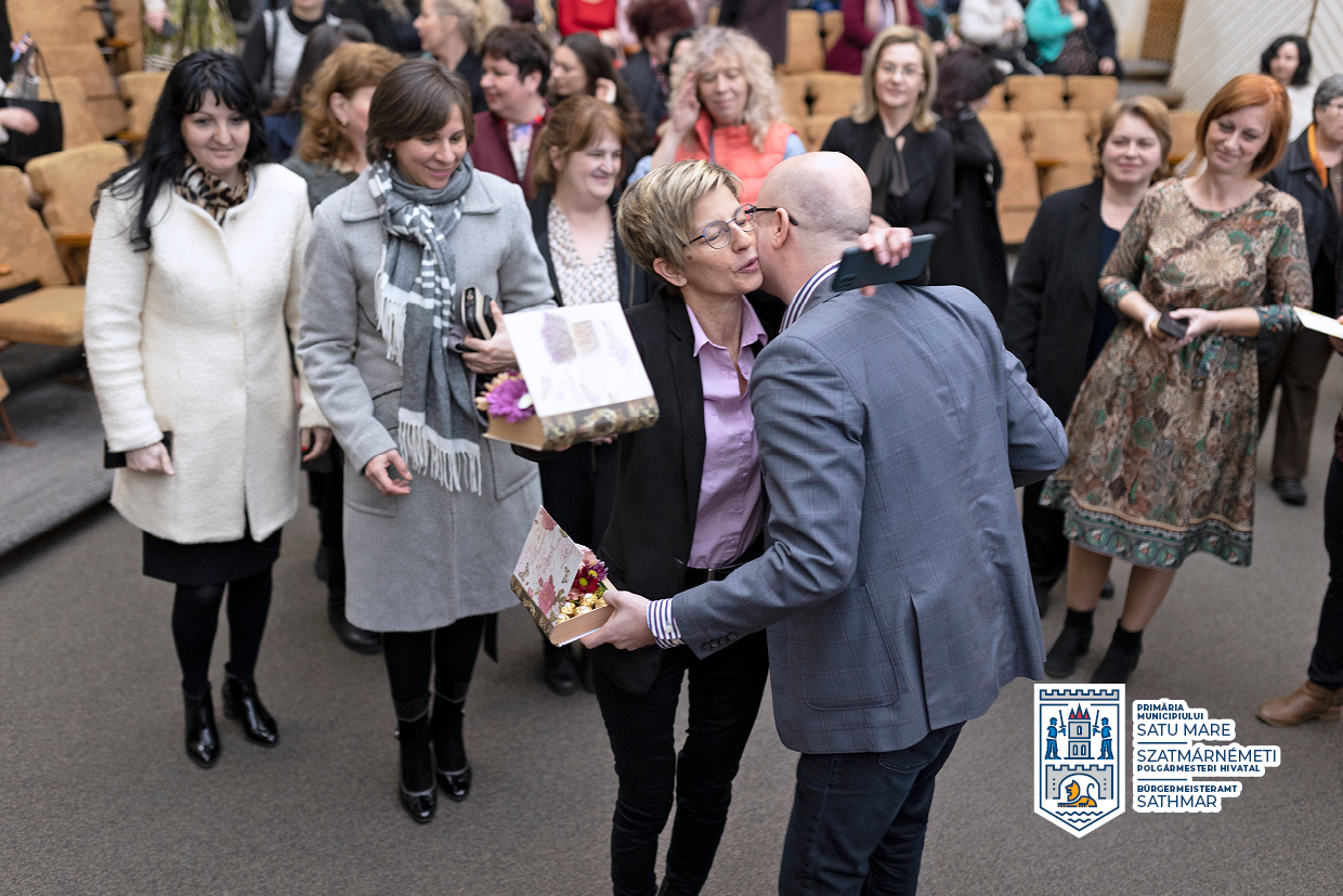 FOTOGALERIE. Doamnele și domnișoarele din Primăria Satu Mare, sărbătorite de 8 Martie